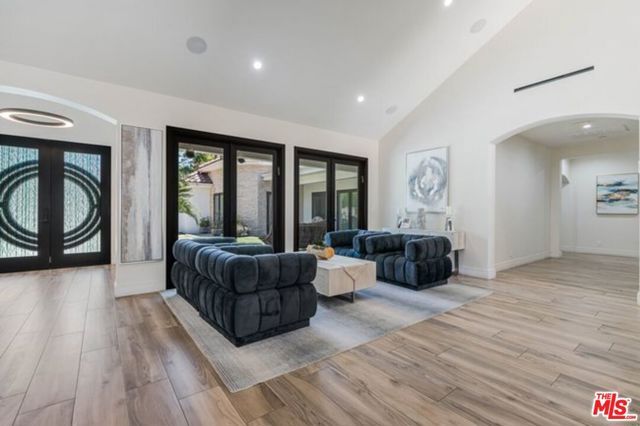 17520 Embassy Drive, Los Angeles, CA 91316