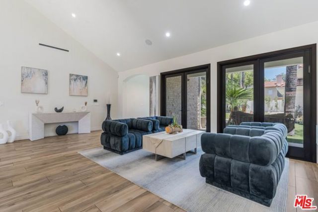 17520 Embassy Drive, Los Angeles, CA 91316