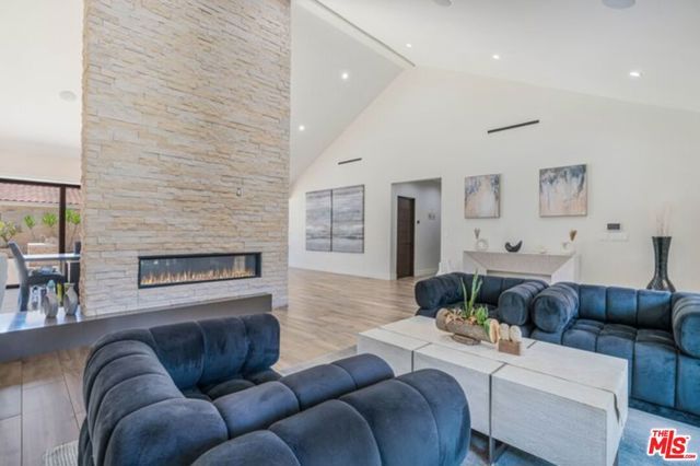 17520 Embassy Drive, Los Angeles, CA 91316