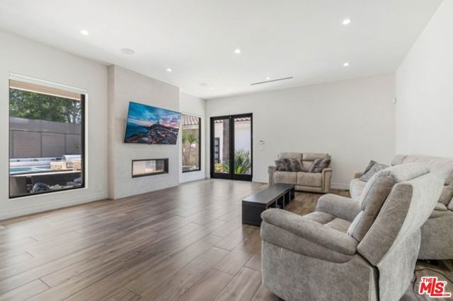 17520 Embassy Drive, Los Angeles, CA 91316