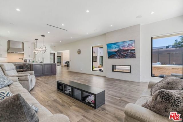 17520 Embassy Drive, Los Angeles, CA 91316
