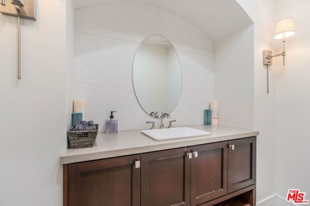17520 Embassy Drive, Los Angeles, CA 91316