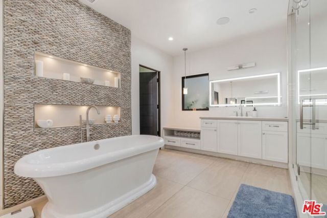 17520 Embassy Drive, Los Angeles, CA 91316
