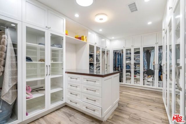 17520 Embassy Drive, Los Angeles, CA 91316