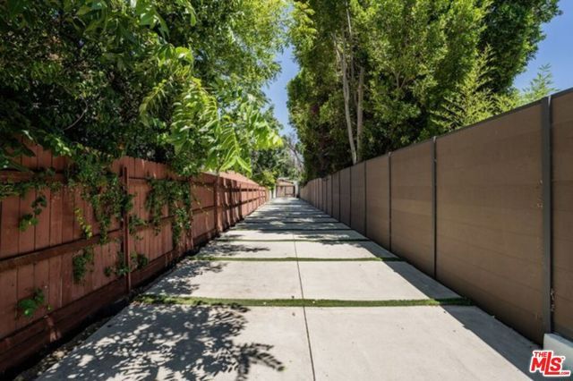17520 Embassy Drive, Los Angeles, CA 91316