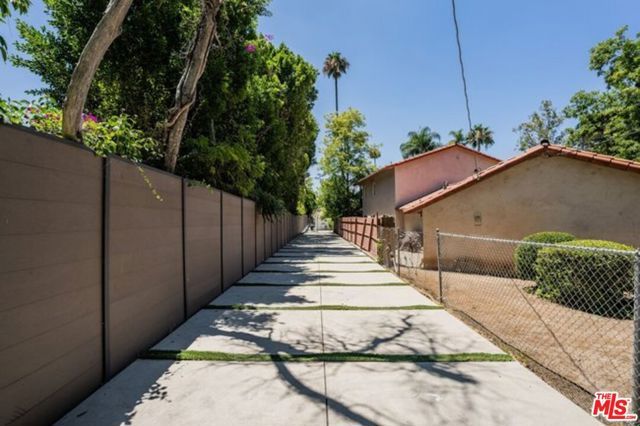 17520 Embassy Drive, Los Angeles, CA 91316