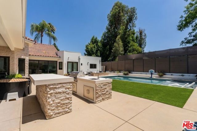 17520 Embassy Drive, Los Angeles, CA 91316