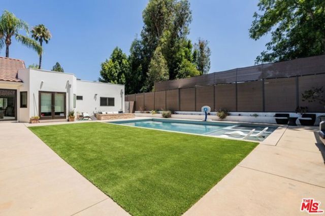 17520 Embassy Drive, Los Angeles, CA 91316