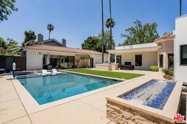 17520 Embassy Drive, Los Angeles, CA 91316