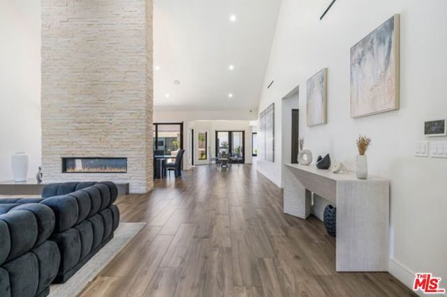 17520 Embassy Drive, Los Angeles, CA 91316