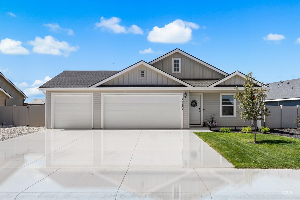 11121 Maroon Bells Dr, Caldwell, ID 83605