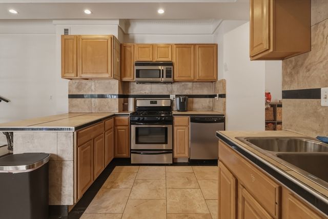 573 Somerville Avenue B, Somerville, MA 02143