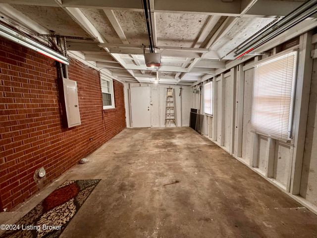 6216 Hillcrest Ct, Crestwood, KY 40014