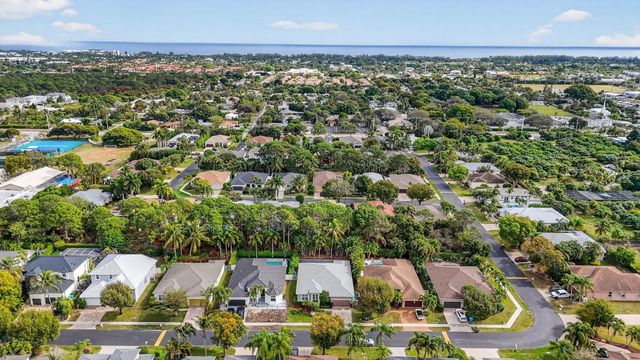 11 Lake Eden Drive, Boynton Beach, FL 33435
