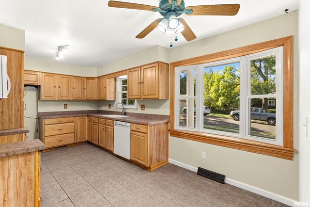 1927 Saint Clair Drive, Pekin, IL 61554