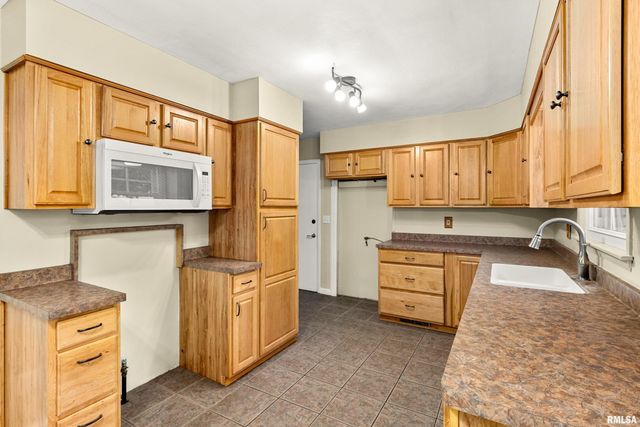 1927 Saint Clair Drive, Pekin, IL 61554