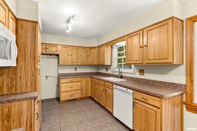 1927 Saint Clair Drive, Pekin, IL 61554