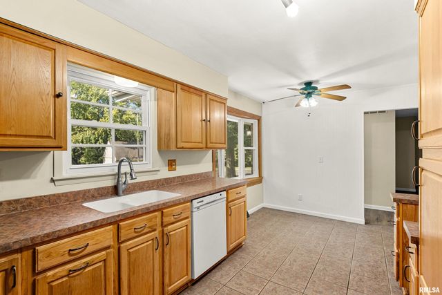 1927 Saint Clair Drive, Pekin, IL 61554