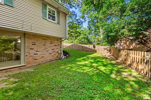 1927 Saint Clair Drive, Pekin, IL 61554