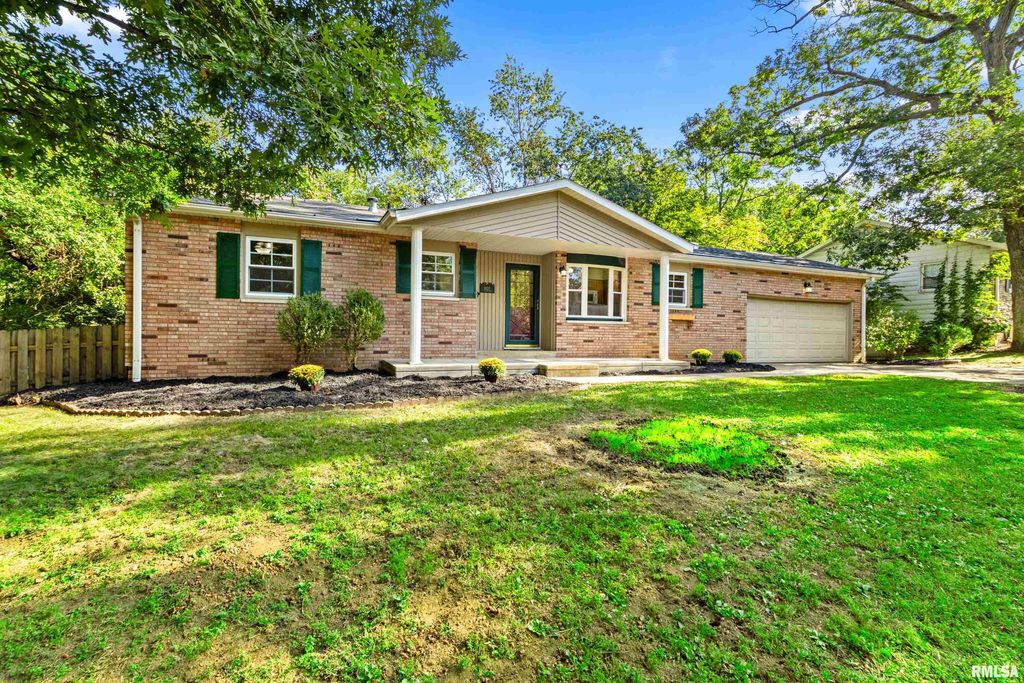 1927 Saint Clair Drive, Pekin, IL 61554