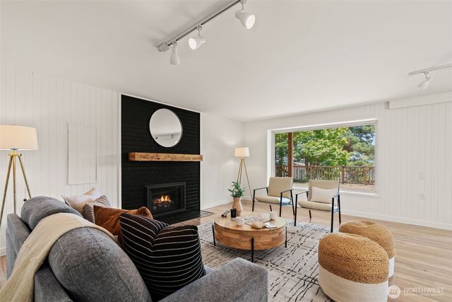 8456 6th Avenue SW, Seattle, WA 98106