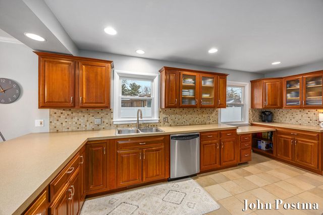 1935 Menominee Drive Se, City Of Grand Rapids, MI 49506