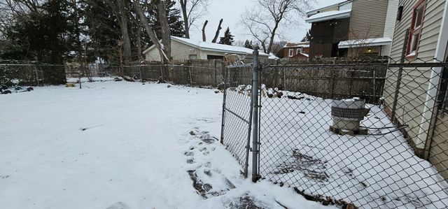 520 N County Street, Waukegan, IL 60085