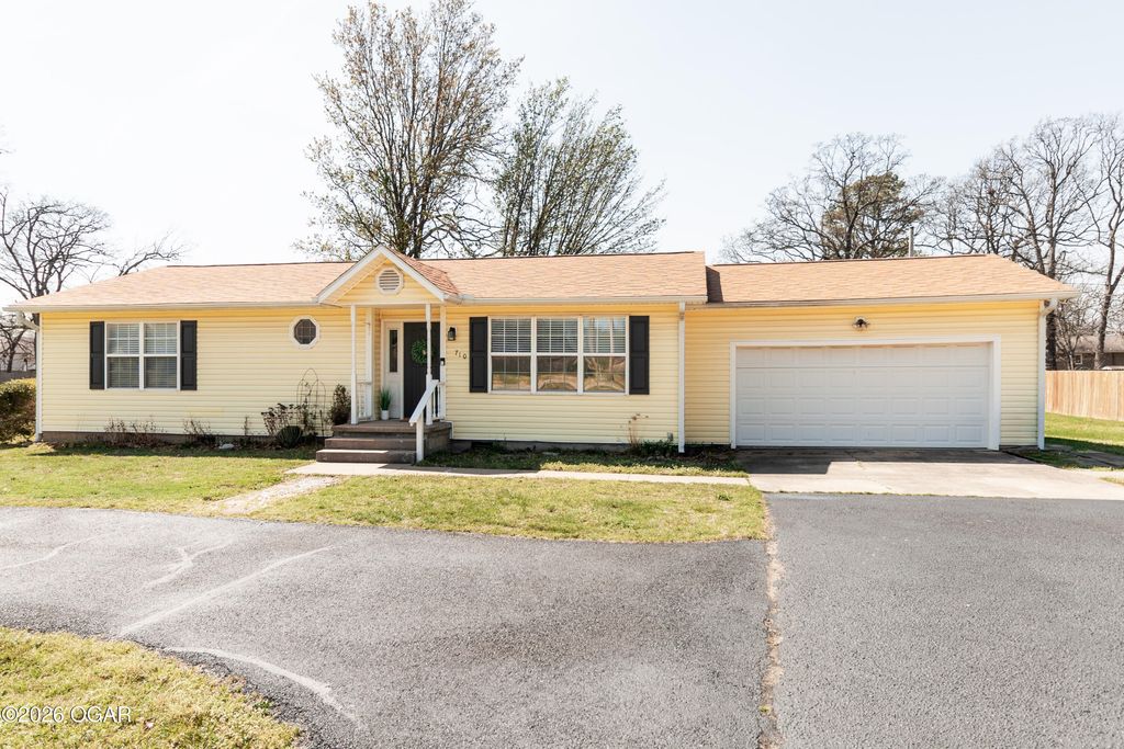 710 Briarbrook Drive, Carl Junction, MO 64834