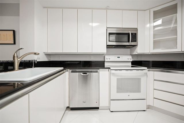 21050 Point Pl 302, Aventura, FL 33180