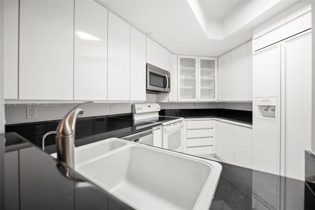 21050 Point Pl 302, Aventura, FL 33180