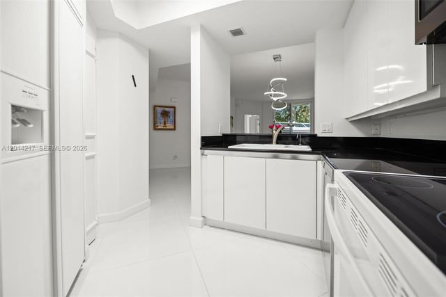 21050 Point Pl 302, Aventura, FL 33180