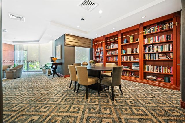21050 Point Pl 302, Aventura, FL 33180