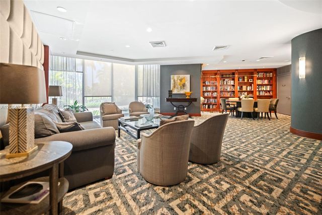 21050 Point Pl 302, Aventura, FL 33180