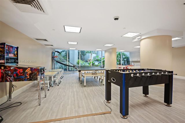 21050 Point Pl 302, Aventura, FL 33180
