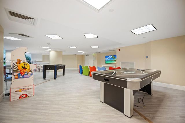 21050 Point Pl 302, Aventura, FL 33180