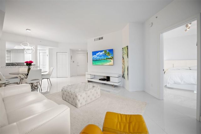 21050 Point Pl 302, Aventura, FL 33180