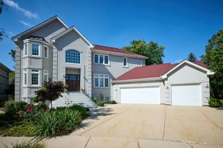 17W060 Burr Oak Lane, Willowbrook, IL 60527