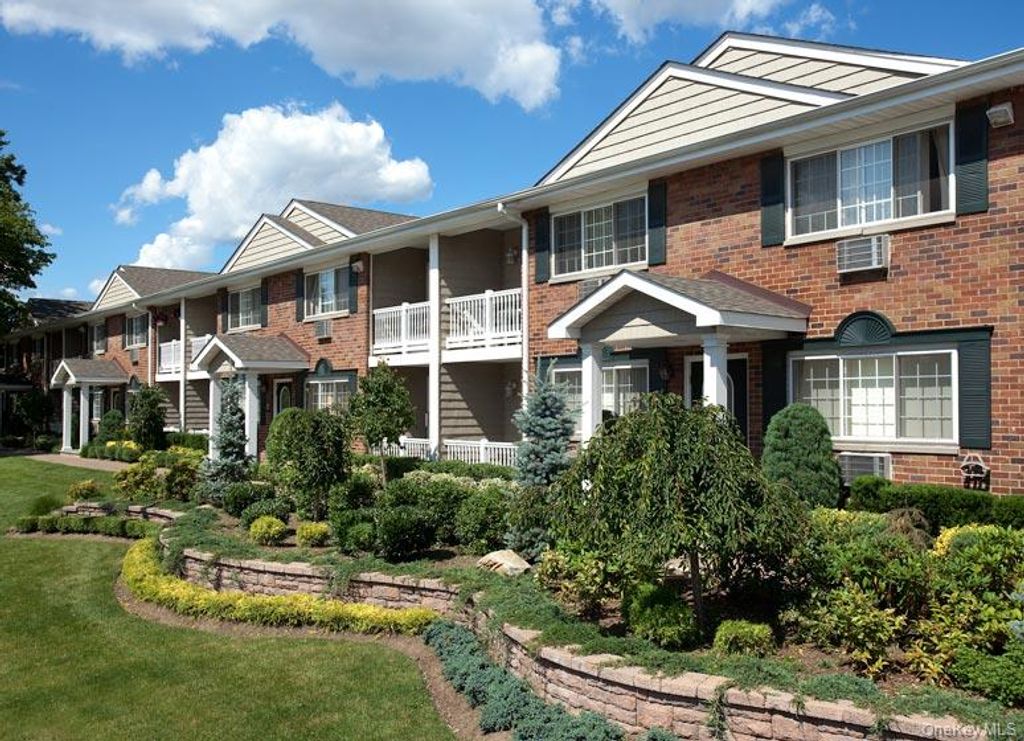 399D Great East Neck Road 399D, West Babylon, NY 11704