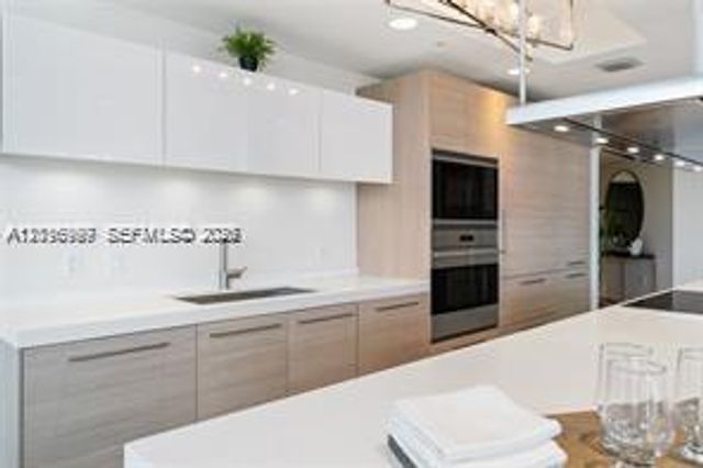17111 Biscayne Blvd 209, North Miami Beach, FL 33160