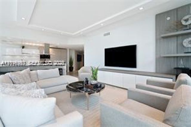 17111 Biscayne Blvd 209, North Miami Beach, FL 33160
