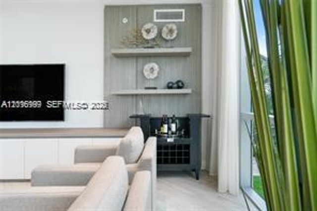 17111 Biscayne Blvd 209, North Miami Beach, FL 33160
