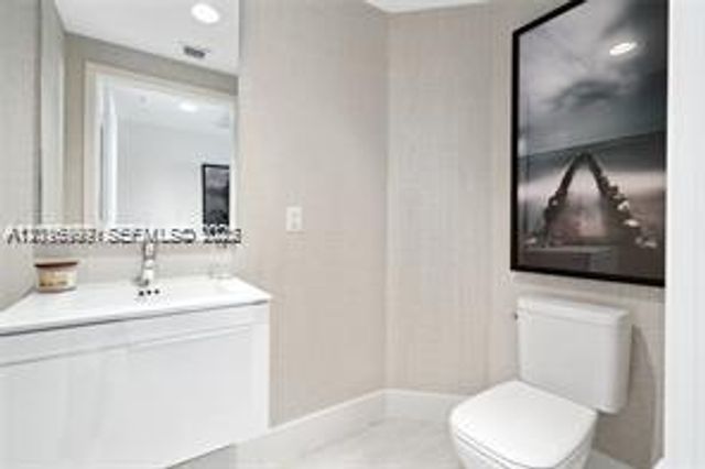 17111 Biscayne Blvd 209, North Miami Beach, FL 33160