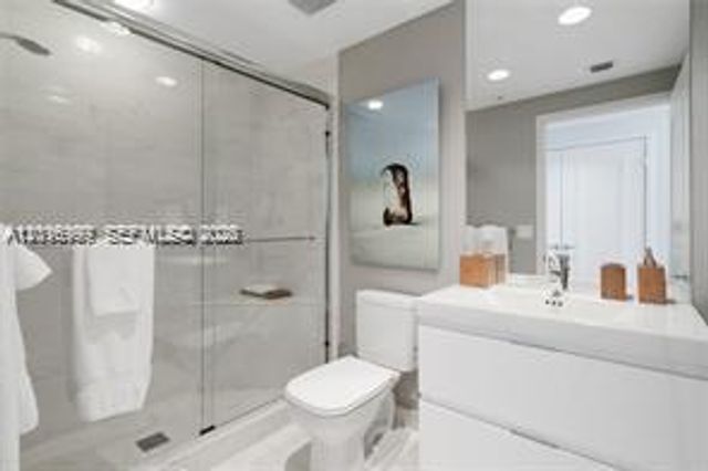 17111 Biscayne Blvd 209, North Miami Beach, FL 33160