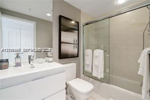 17111 Biscayne Blvd 209, North Miami Beach, FL 33160