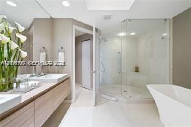 17111 Biscayne Blvd 209, North Miami Beach, FL 33160