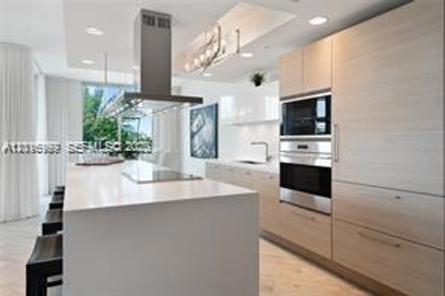 17111 Biscayne Blvd 209, North Miami Beach, FL 33160