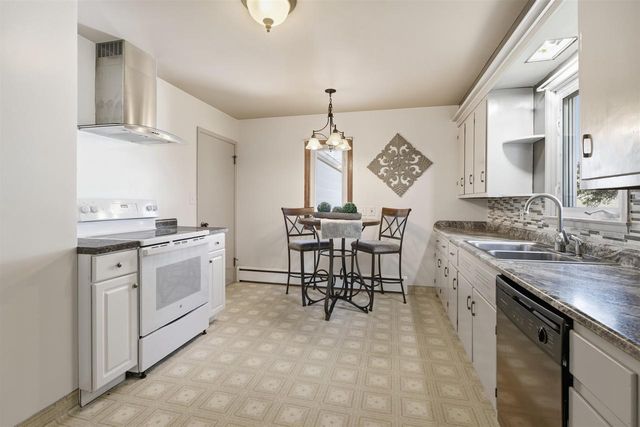 W6444 GREENVILLE DRIVE, Greenville, WI 54942
