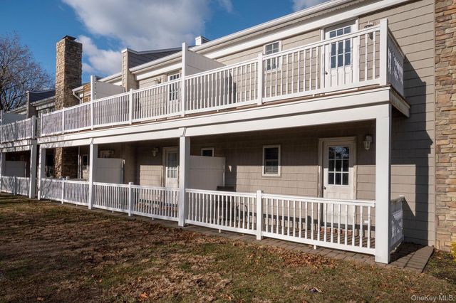 184 Hallock Road 6F1, Lake Grove, NY 11755