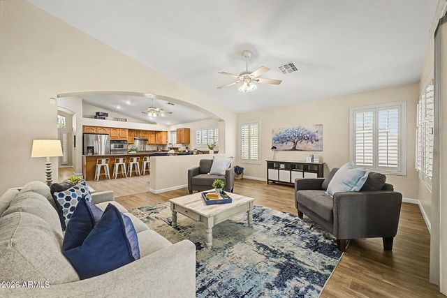 3903 W GRANDVIEW Road, Phoenix, AZ 85053