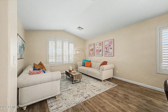 3903 W GRANDVIEW Road, Phoenix, AZ 85053